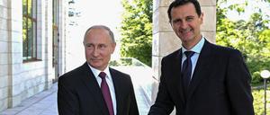 Wladimir Putin begrüßt Baschar al-Assad in Sotschi.