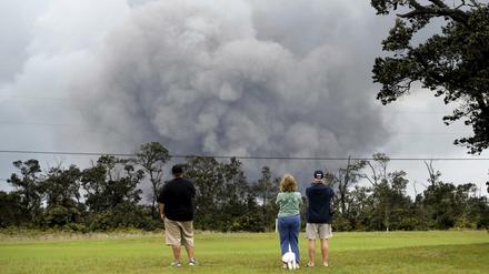 Menschen beobachten eine Asche-Wolke über dem Vulkan Kilauea.