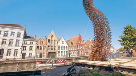 Der amerikanische Künstler John Powers hat eine fünfzehn Meter hohe Skulptur direkt neben einen der Kanäle von Brügge gesetzt.