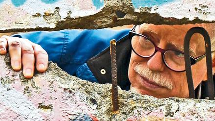 Kuckuck. Regisseur Lambert, 74, blickt in die Vergangenheit - durch einen Mauerrest.