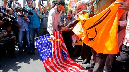 Aus Protest gegen die Kündigung des Atomabkommens verbrennen Demonstranten in Teheran eine US-Flagge.