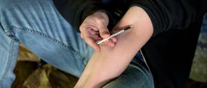 Ein Mann spritzt sich Drogen. (Symbolbild)