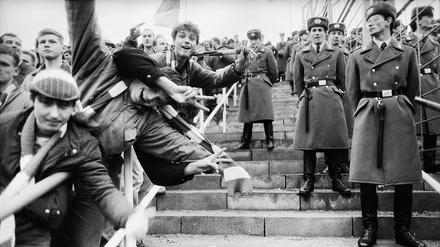 Eisern! Die Fans in der Alten Försterei waren den Volkspolizisten offenbar nicht ganz geheuer (Foto von 1988)