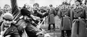 Eisern! Die Fans in der Alten Försterei waren den Volkspolizisten offenbar nicht ganz geheuer (Foto von 1988)