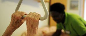 Pflegefall Pflege. Weil es an Personal fehlt, sollen Berufsaussteiger mit Prämien wieder zurückgelockt werden.