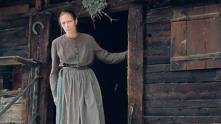 Geächtet. Aleksandra Cwen als Einsiedlerin Albrun, die von den Dörflern als Hexe beschimpft wird. 
