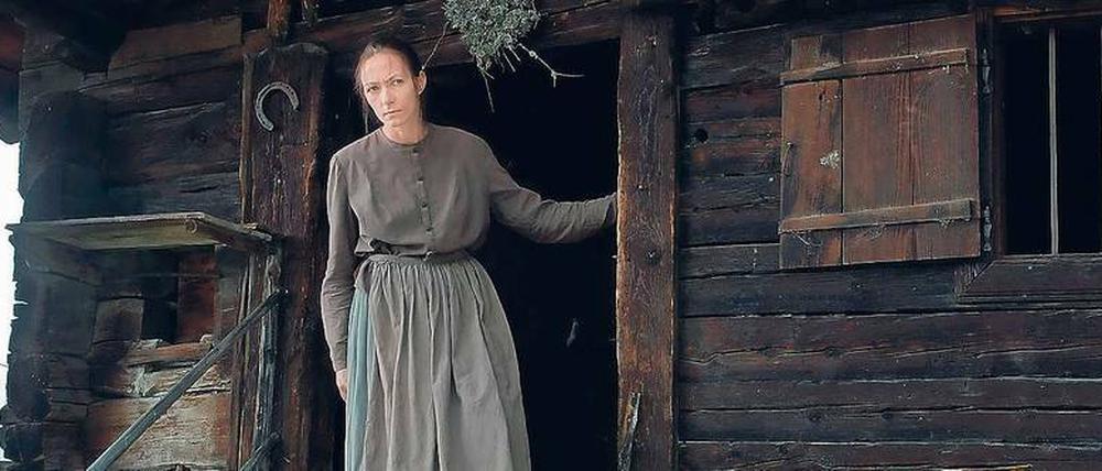 Geächtet. Aleksandra Cwen als Einsiedlerin Albrun, die von den Dörflern als Hexe beschimpft wird. 