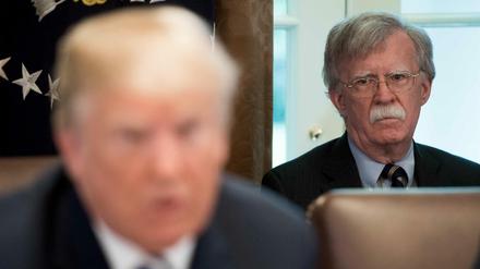 Nordkorea stört sich an den Positionen von neuen US-Sicherheitsberater John Bolton (r.).