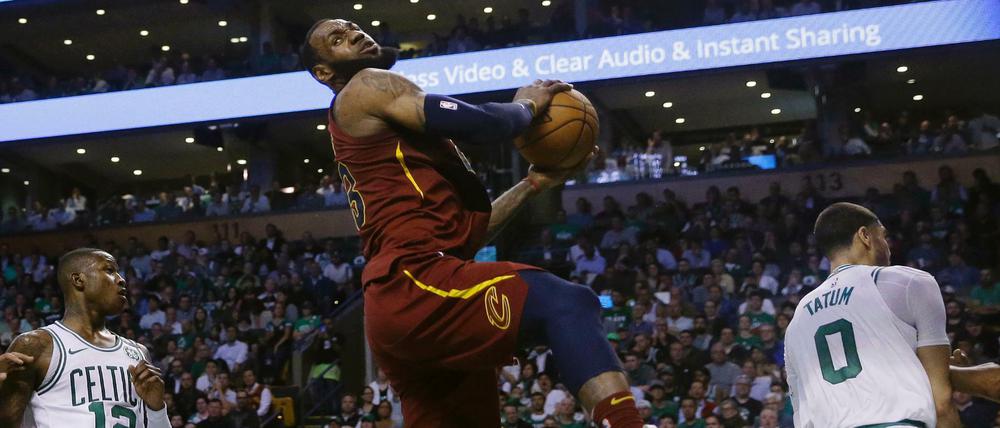 LeBron James spielt stark und könnte doch ausscheiden gegen Boston.