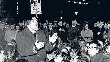 Studentenführer Rudi Dutschke spricht Ende Februar 1968 bei einer Kundgebung gegen den Vietnam-Krieg in Frankfurt am Main.