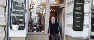 Hans-Jürgen Arnsmann vor seiner Werkstatt in der Albestraße in Friedenau