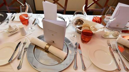 Eine festlich gedeckte Tafel in Frank Schreibers Restaurant Goldener Hahn