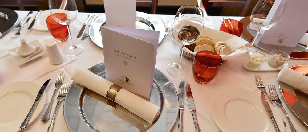 Eine festlich gedeckte Tafel in Frank Schreibers Restaurant Goldener Hahn