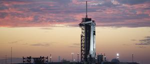 HANDOUT - 27.10.2021, USA, Cape Canaveral: Auf diesem von der NASA veröffentlichten Foto steht eine SpaceX Falcon 9-Rakete mit dem Crew Raumschiff Dragon bei Sonnenuntergang aufrecht auf der Startrampe am Launch Complex 39A, während die Vorbereitungen für die Crew-3-Mission im Kennedy Space Center in Cape Canaveral fortgesetzt werden. Erstmals seit drei Jahren soll mit Matthias Maurer am Montag (21.51 Uhr Ortszeit, 3.51 Uhr MEZ am Dienstag) wieder ein deutscher Astronaut ins All fliegen. Foto: Joel Kowsky/NASA/AP/dpa - ACHTUNG: Nur zur redaktionellen Verwendung und nur mit vollständiger Nennung des vorstehenden Credits +++ dpa-Bildfunk +++