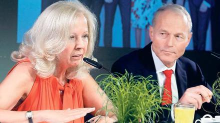 Catherine von Fürstenberg-Dussmann, Vorstandschef Wolfgang Häfele und Katzengras im Kulturkaufhaus. 