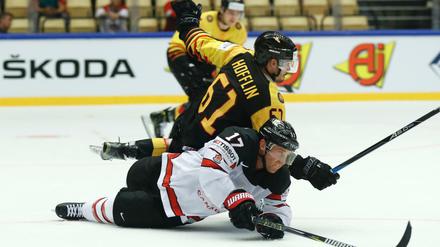 Holprige WM: Mirko Hofflin (oben) aus Deutschland fällt in dieser Szene über Jaden Schwartz aus Kanada.