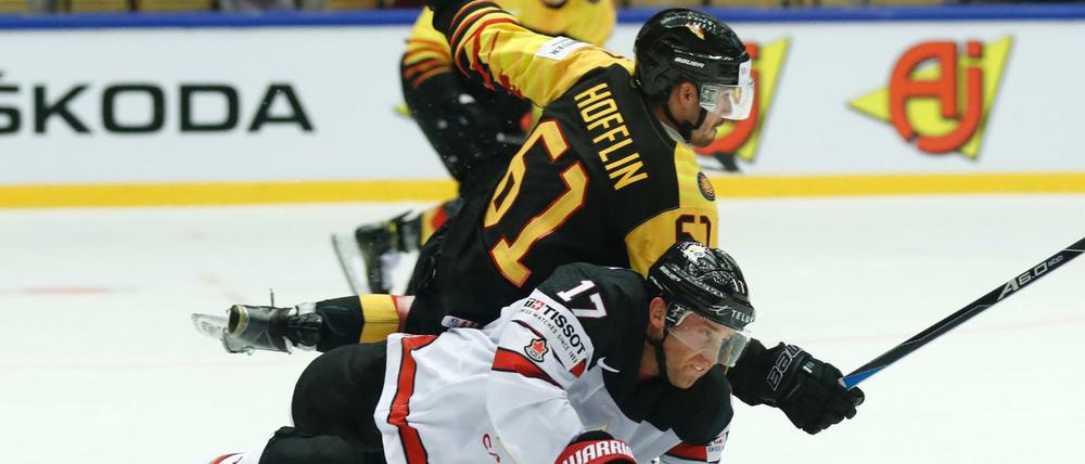 Holprige WM: Mirko Hofflin (oben) aus Deutschland fällt in dieser Szene über Jaden Schwartz aus Kanada. 