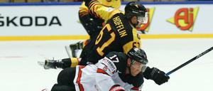 Holprige WM: Mirko Hofflin (oben) aus Deutschland fällt in dieser Szene über Jaden Schwartz aus Kanada. 