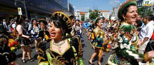 Der Karneval der Kulturen treibt jedes Jahr Feierlustige auf die Straßen.