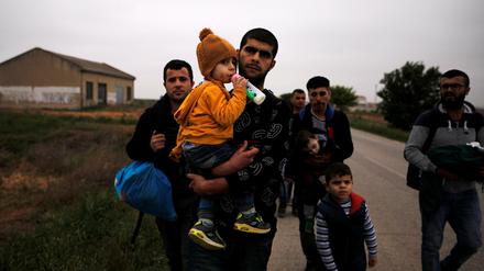 Syrische Flüchtlinge aus Afrin an der türkisch-griechischen Grenze. UNHCR fordert, dass Menschen auch weiterhin ihre eigenen Wege aus Krieg und Gewalt suchen dürfen.