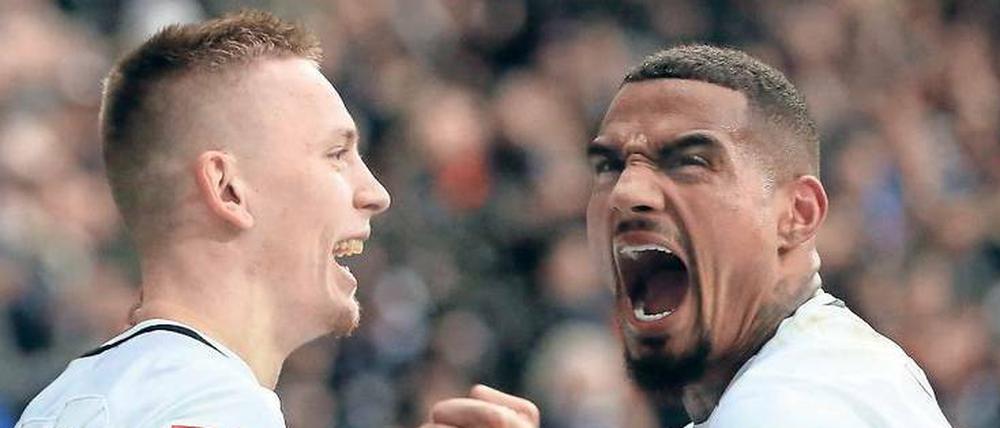 Bissig. Kevin-Prince Boateng (rechts) und Frankfurt scheren sich nicht um Ästhetik.