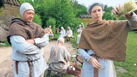 Die spinnt doch! Das Mittelalterdorf Düppel setzt auf Authentizität.