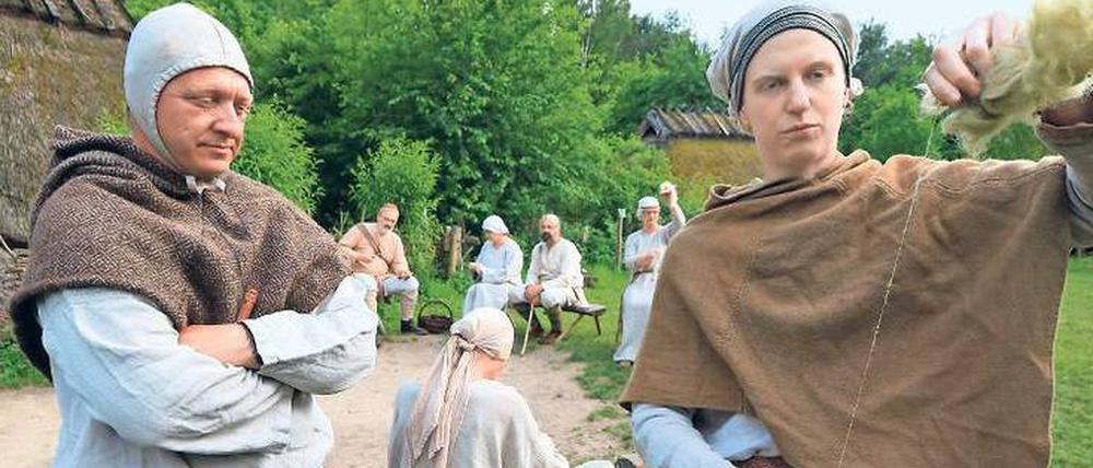 Die spinnt doch! Das Mittelalterdorf Düppel setzt auf Authentizität.