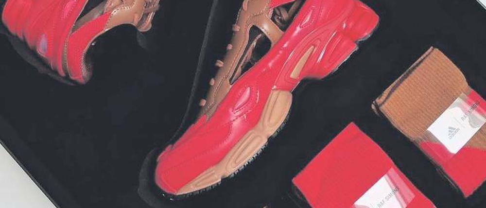 Diese Produkte gibt es nicht einzeln: Turnschuhe mit den passenden Socken von Adidas, entworfen von Raf Simons.