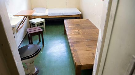 Zelle in der ehemaligen Untersuchungshaftanstalt der Stasi in Rostock (Mecklenburg-Vorpommern)