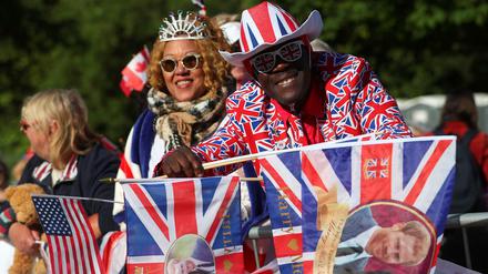 Fans, Fans Fans. Für Harry und Meghan Markle haben sich viele in ihre britischsten Verkleidungen geworfen.