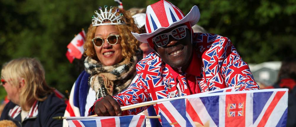 Fans, Fans Fans. Für Harry und Meghan Markle haben sich viele in ihre britischsten Verkleidungen geworfen.