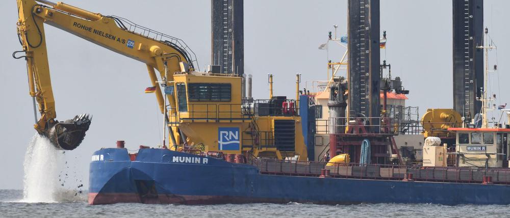 Ein Bagger arbeitet im Greifswalder Bodden am Unterwassergraben der neuen Ostseepipelin Nord Stream 2.