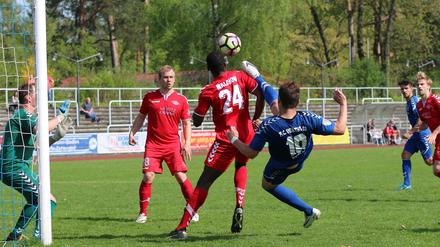 Toptorjäger. Sebastian Huke (blaues Trikot) weiß, wo das Tor steht. Der Oberliga-Stürmer von Hertha 03 traf diese Saison schon 22 Mal.