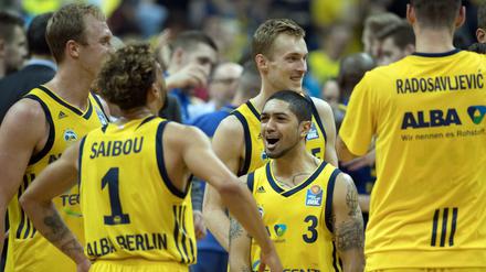 Erleichtert nach harter Arbeit: Alba Berlin steht im Halbfinale der Play-offs.