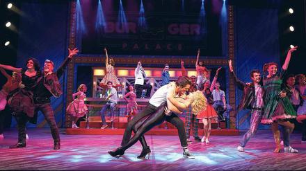 Zurück in die Fifties. Veronika Riedl und „DSDS“-Barde Alexander Jahnke auf der Bühne.