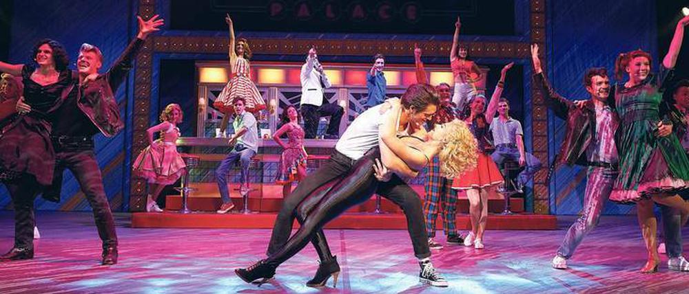 Zurück in die Fifties. Veronika Riedl und „DSDS“-Barde Alexander Jahnke auf der Bühne.