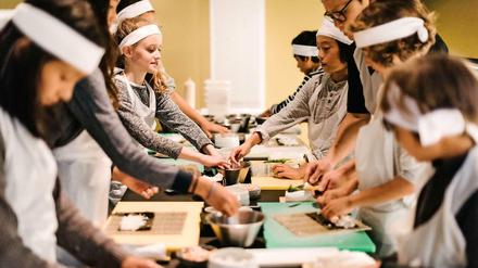Kinder-Kochkurs im Sticks 'n' Sushi. Die „Kids Sushi Köche“ dürfen gleich loslegen und eigene Maki rollen. 