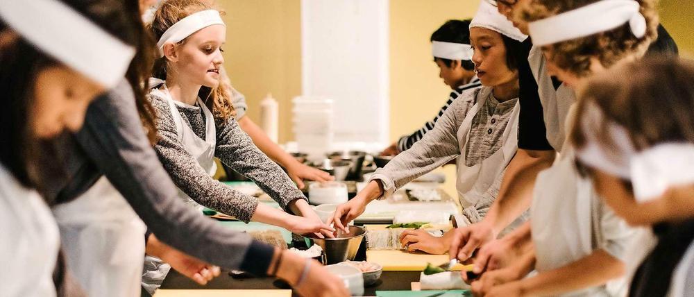 Kinder-Kochkurs im Sticks 'n' Sushi. Die „Kids Sushi Köche“ dürfen gleich loslegen und eigene Maki rollen.