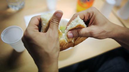 Im Ramadan verzichten viele gläubige Muslime für vier Wochen tagsüber auf Genussmittel, Essen und Trinken. Erst bei Einbruch der Dunkelheit wird allabendlich das Fasten gebrochen.