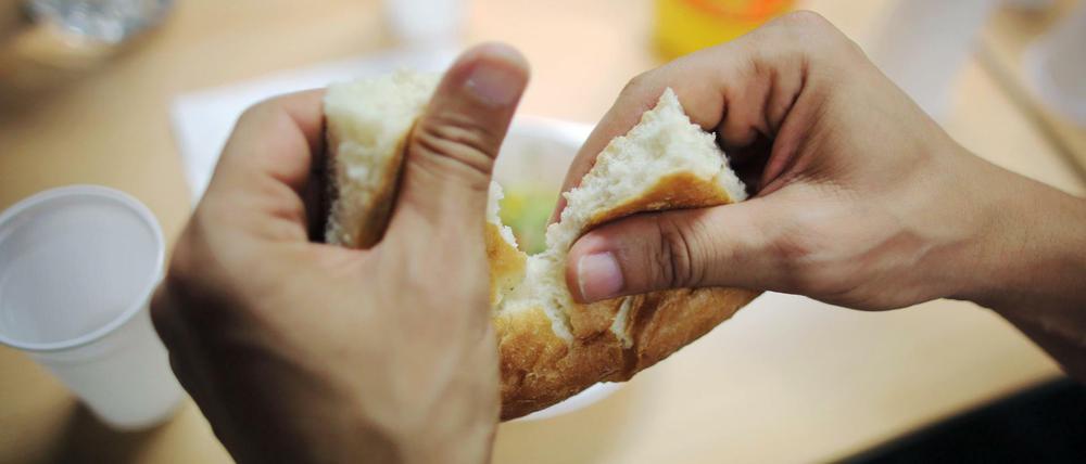 Im Ramadan verzichten viele gläubige Muslime für vier Wochen tagsüber auf Genussmittel, Essen und Trinken. Erst bei Einbruch der Dunkelheit wird allabendlich das Fasten gebrochen.