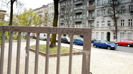 Am Schulzaun einer Neuköllner Schule spielten sich offenbar scheußliche Szenen ab.