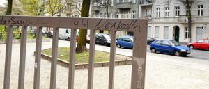 Am Schulzaun einer Neuköllner Schule spielten sich offenbar scheußliche Szenen ab.