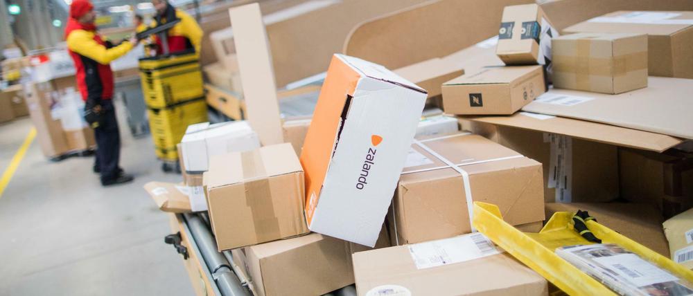 Pakete und Päckchen liegen in einer Zustellbasis der Deutschen Post DHL.