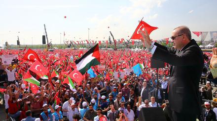 Der türkische Präsident Recep Tayyip Erdogan begrüßt bei einer Demonstration gegen die Gewalt an der Grenze zu Gaza die Menge.