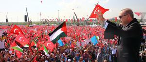 Der türkische Präsident Recep Tayyip Erdogan begrüßt bei einer Demonstration gegen die Gewalt an der Grenze zu Gaza die Menge.