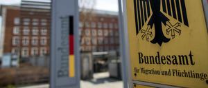 In einigen Fällen sollen die Flüchtlinge mögliche Verbindungen zur Dschihadistenmiliz Islamischer Staat (IS) gehabt haben. 