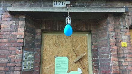 Der Eingang der Bornsdorfer Straße 37b in Neukölln ist mit Holzplatten verschlossen.