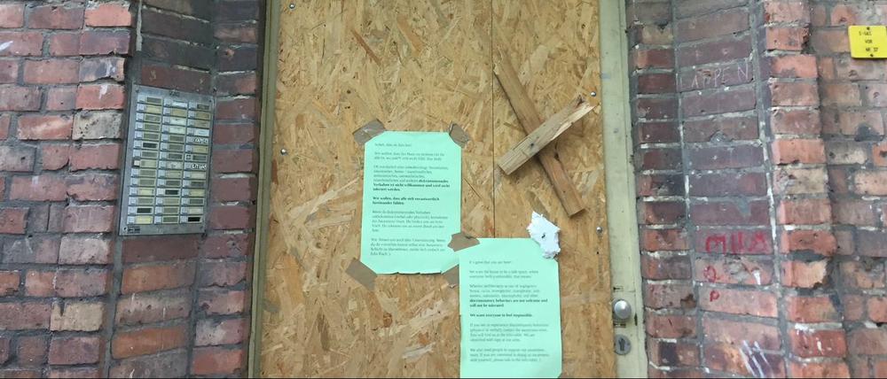 Der Eingang der Bornsdorfer Straße 37b in Neukölln ist mit Holzplatten verschlossen.