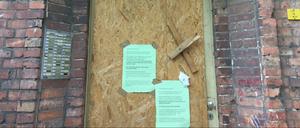 Der Eingang der Bornsdorfer Straße 37b in Neukölln ist mit Holzplatten verschlossen.