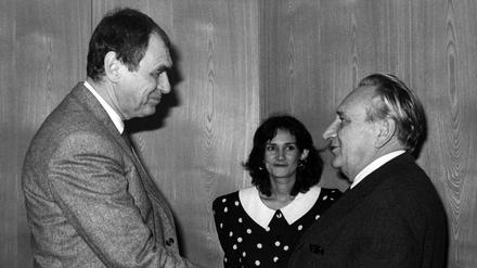 Der ehemalige Bundesminister Egon Bahr (r, SPD) trifft 1988 den russischen Regisseur Alexander Askoldow.